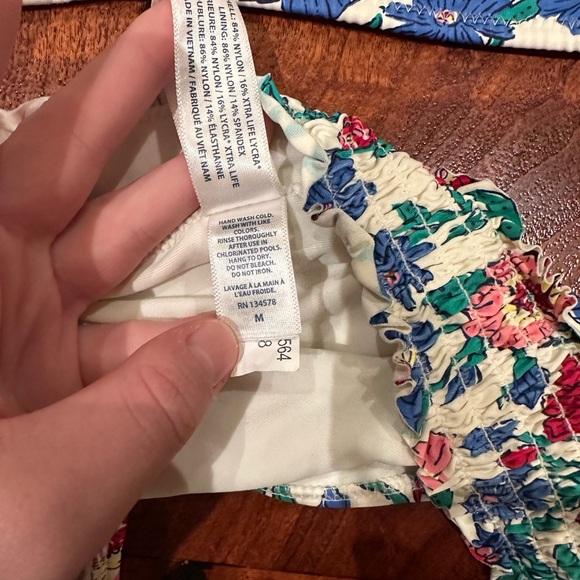 Vineyard Vines White Tisbury Floral Smocked Bikini Top, size medium - Picture 4 of 8